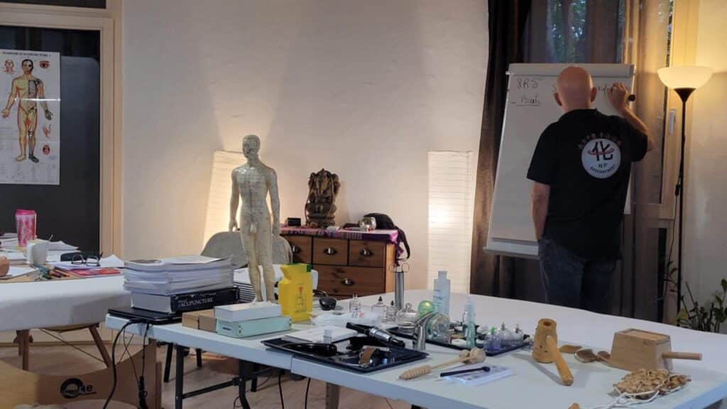 Stagiaires en formation MTC – pratique, partage et apprentissage immersif en Thérapies Manuelles Chinoises