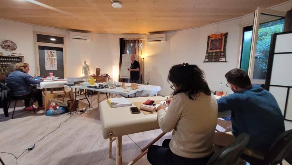 Stagiaires en formation MTC – pratique, partage et apprentissage immersif en Thérapies Manuelles Chinoises