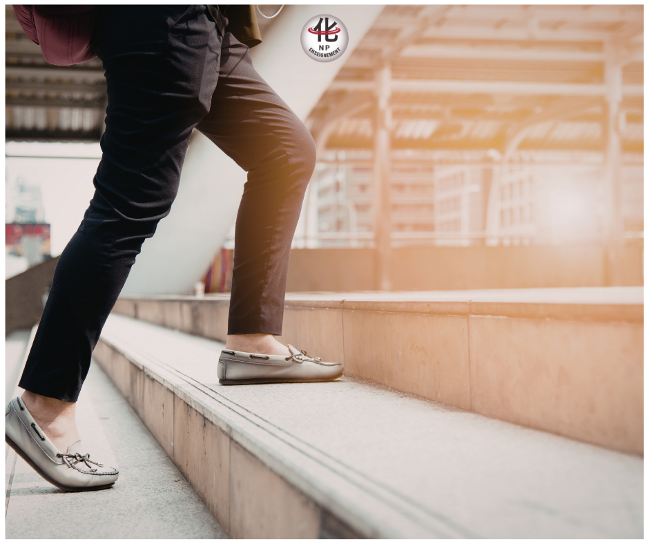 Femme marchant pour illustrer l’importance du mouvement dans la lombalgie