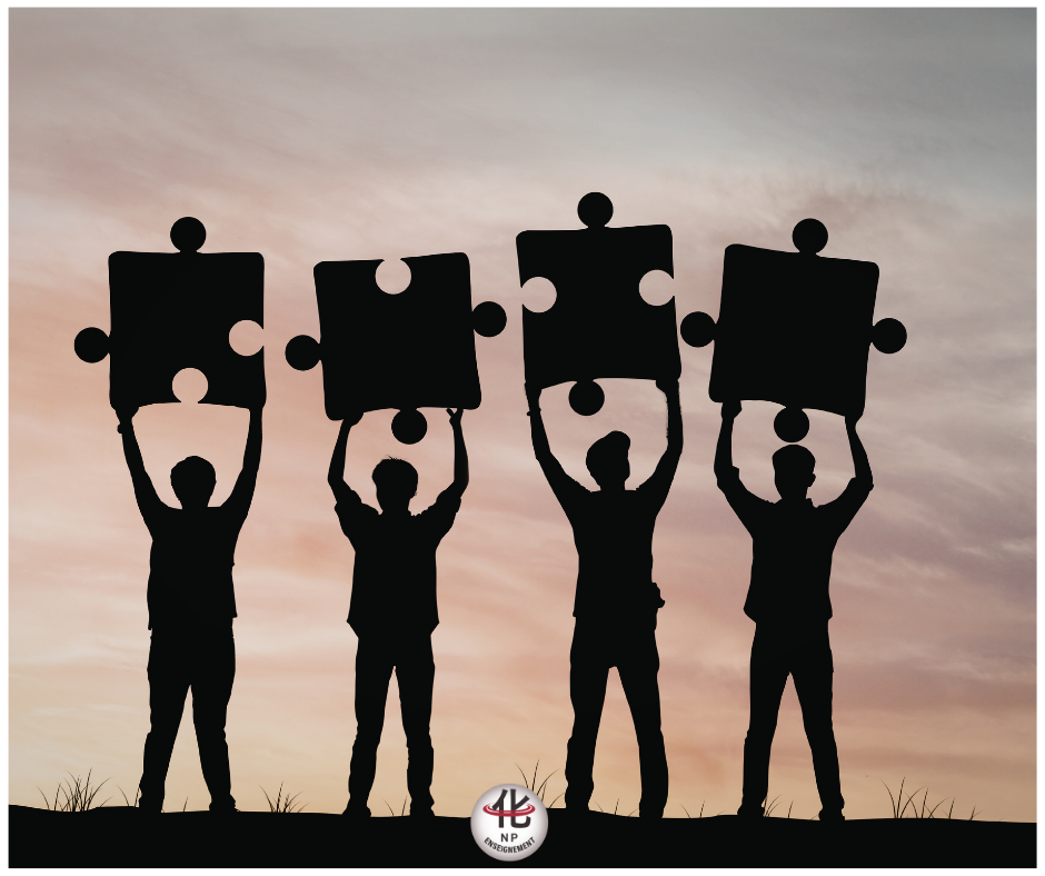 Formateur NP Enseignement échangeant avec des élèves lors d’une session de formation thérapeutique
