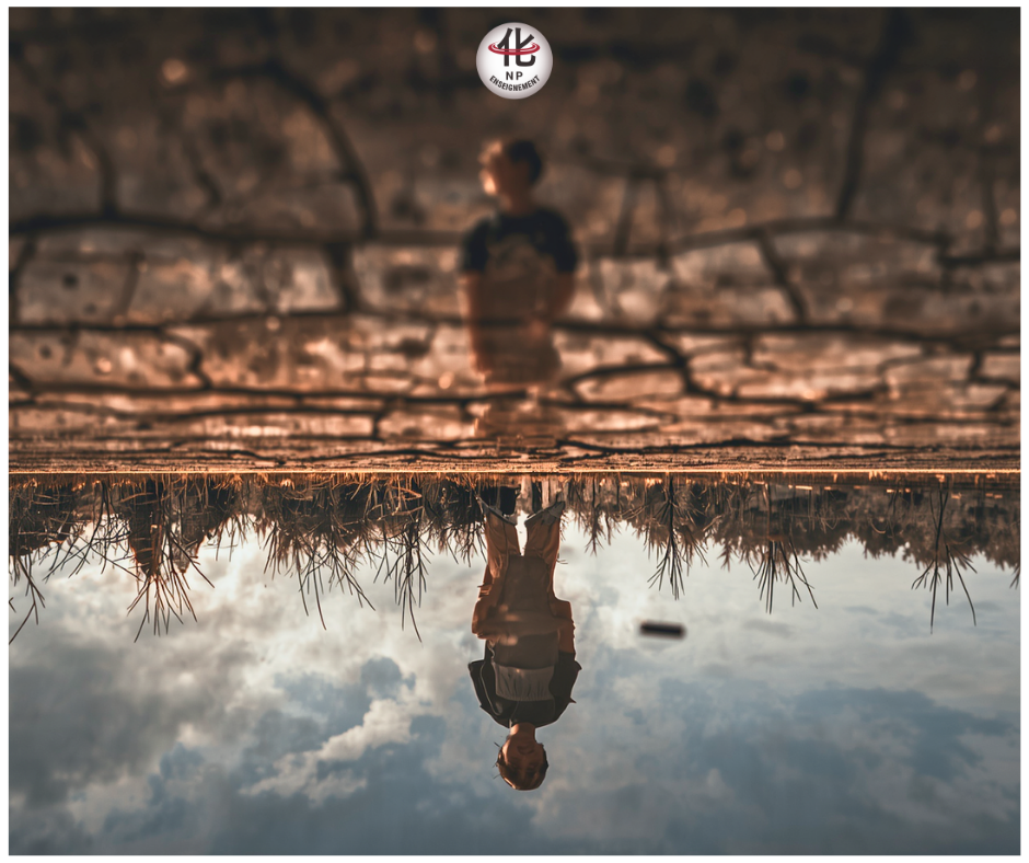 personne observant le sol en marchant pieds nus dans la nature