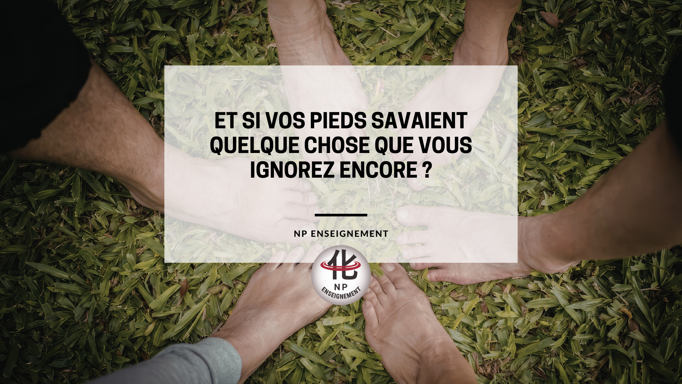 pieds nus marchant sur différents types de sol naturel (terre sable herbe)