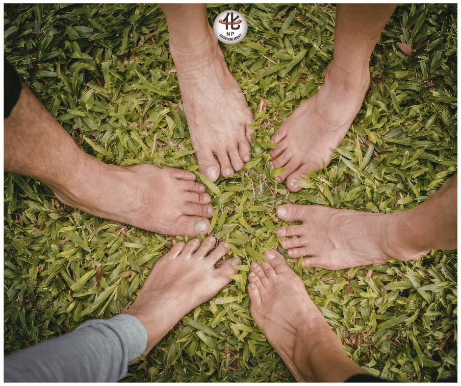 groupe de personnes marchant pieds nus dans différents environnements