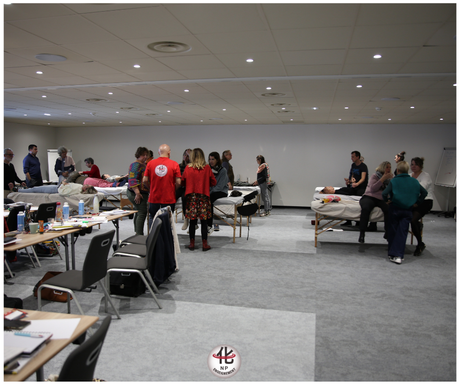 Session pratique encadrée pendant une formation NP Enseignement avec démonstration des gestes