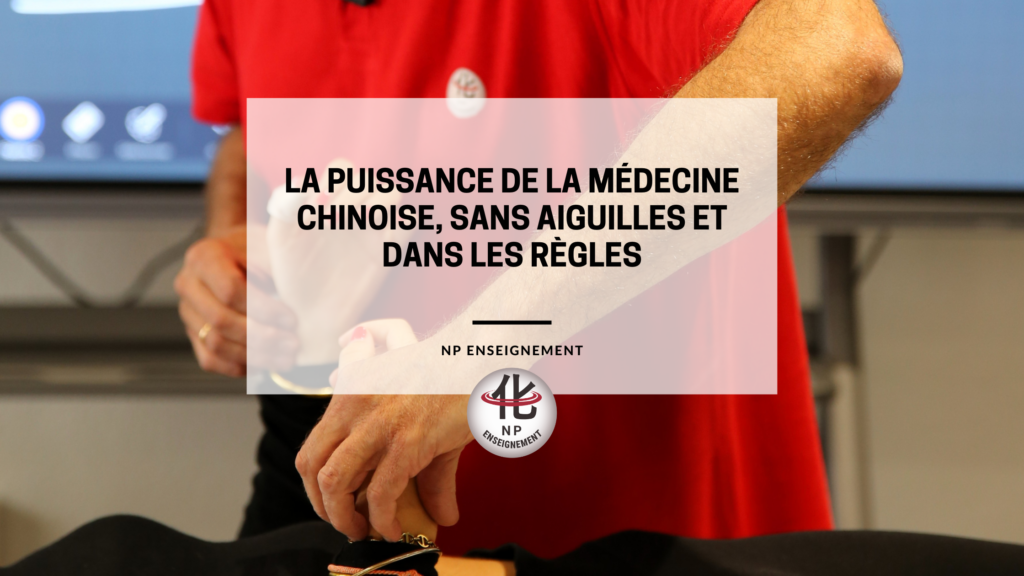 Étudiants en formation pratiquant une technique manuelle Tui Na en Thérapies Manuelles Chinoises