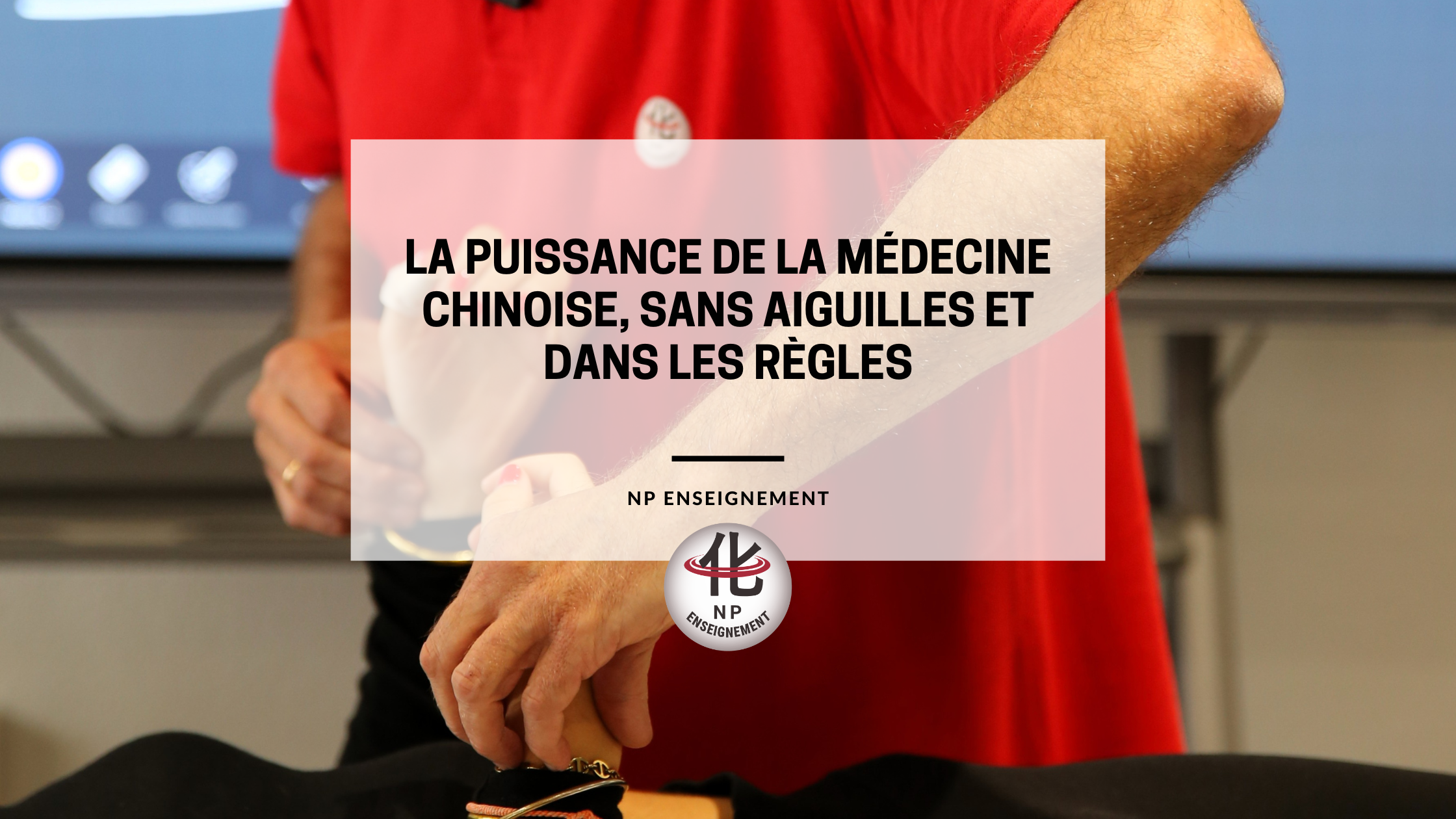 Étudiants en formation pratiquant une technique manuelle Tui Na en Thérapies Manuelles Chinoises
