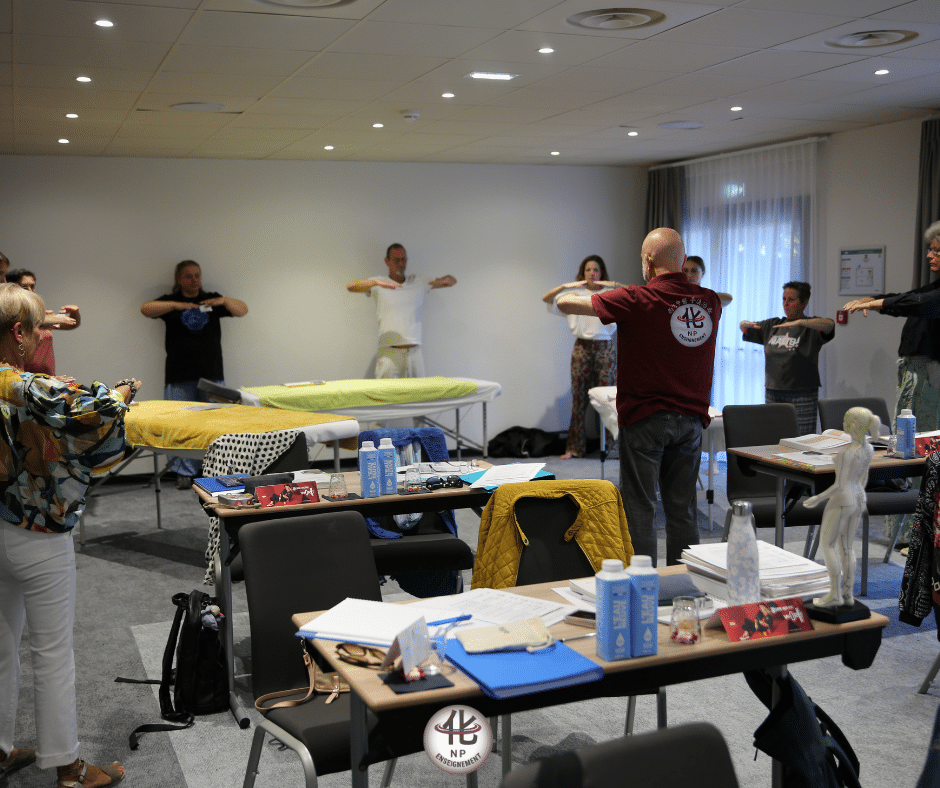 Thérapeute observant le corps dans son ensemble lors d’une séance de pratique manuelle